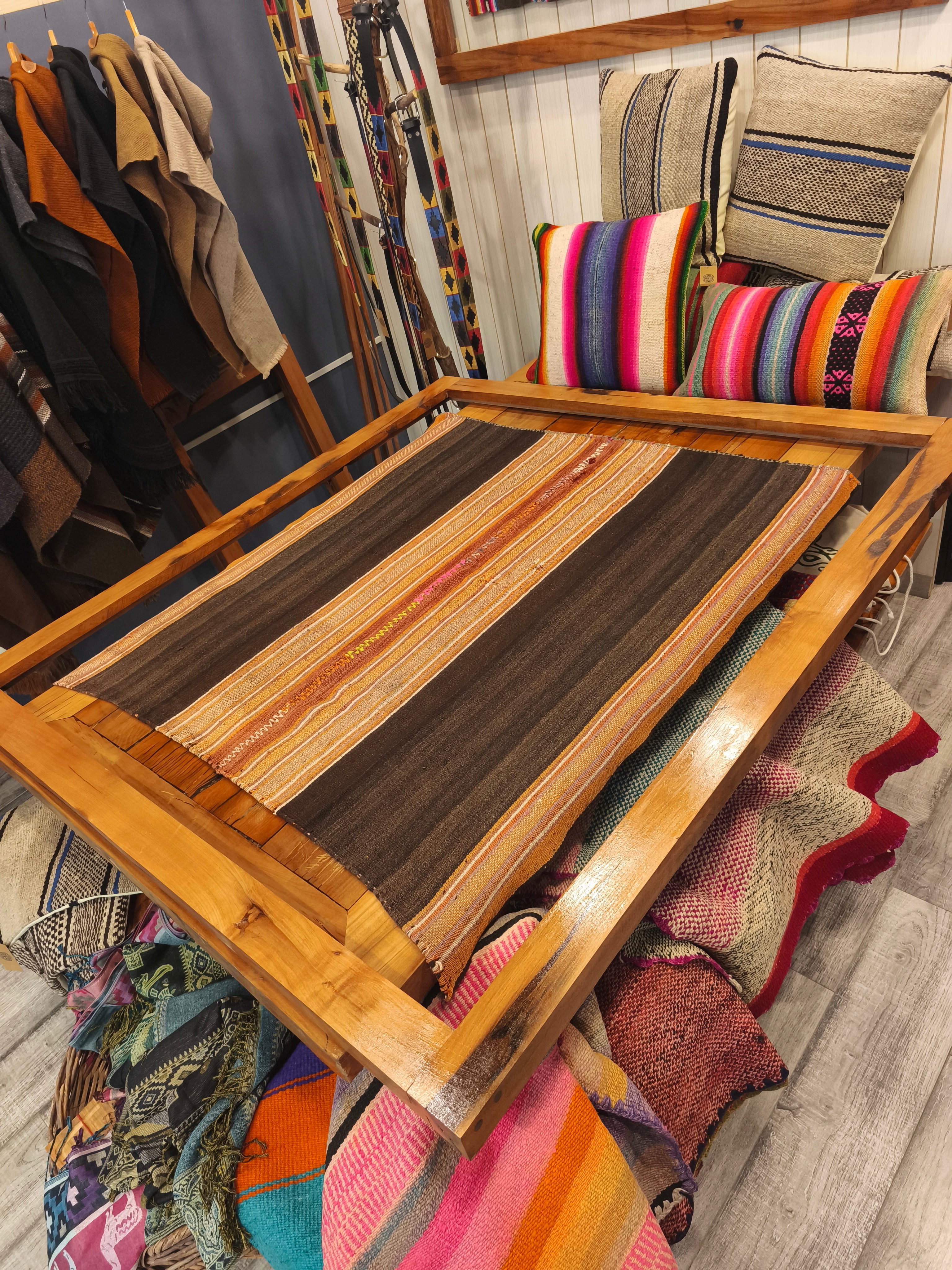 Gran Cuadro de Aguayo Ancestral – Marco de Coihue Recuperado 130x140 cm