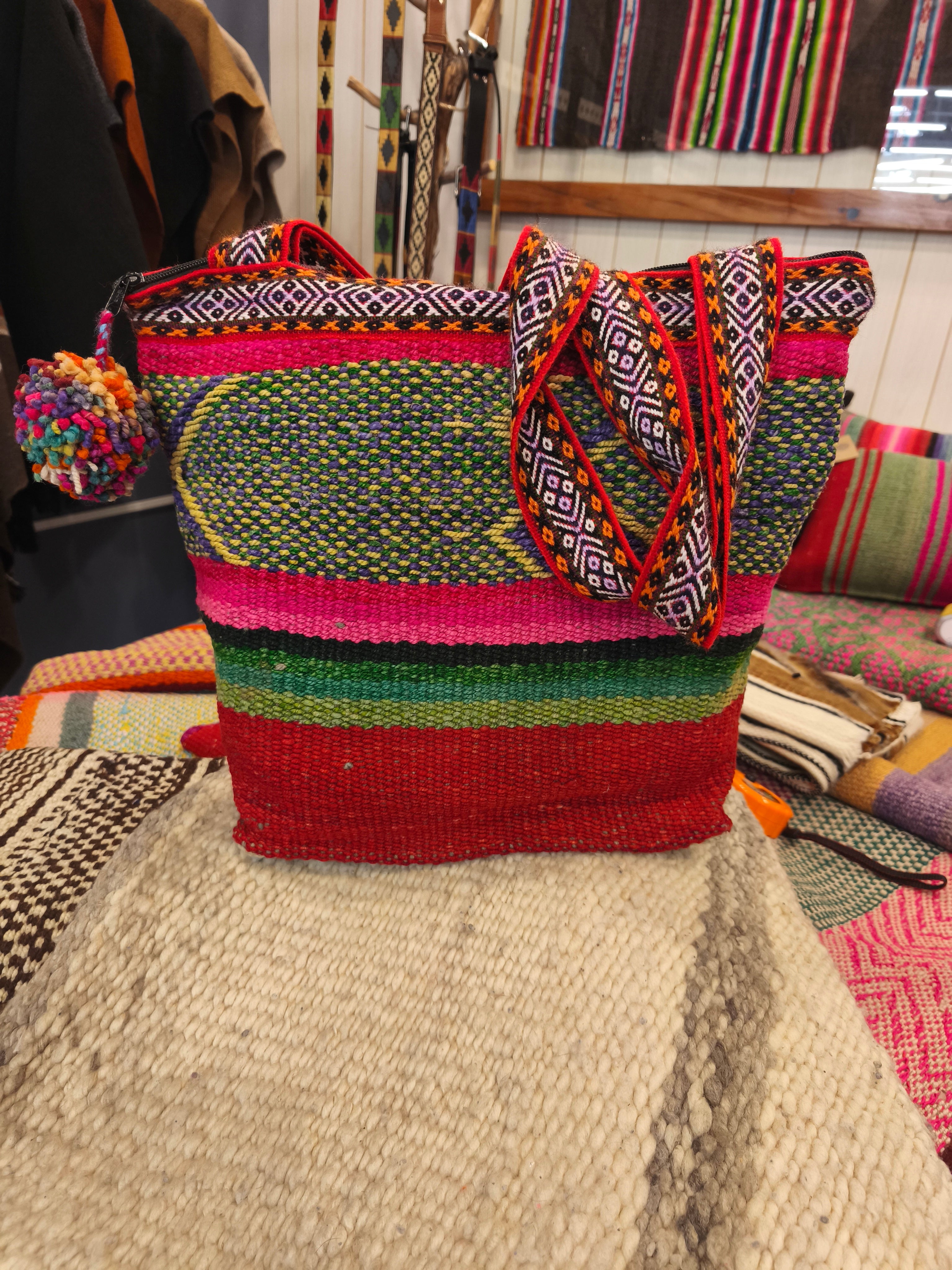 Cartera confeccionada con manta andina