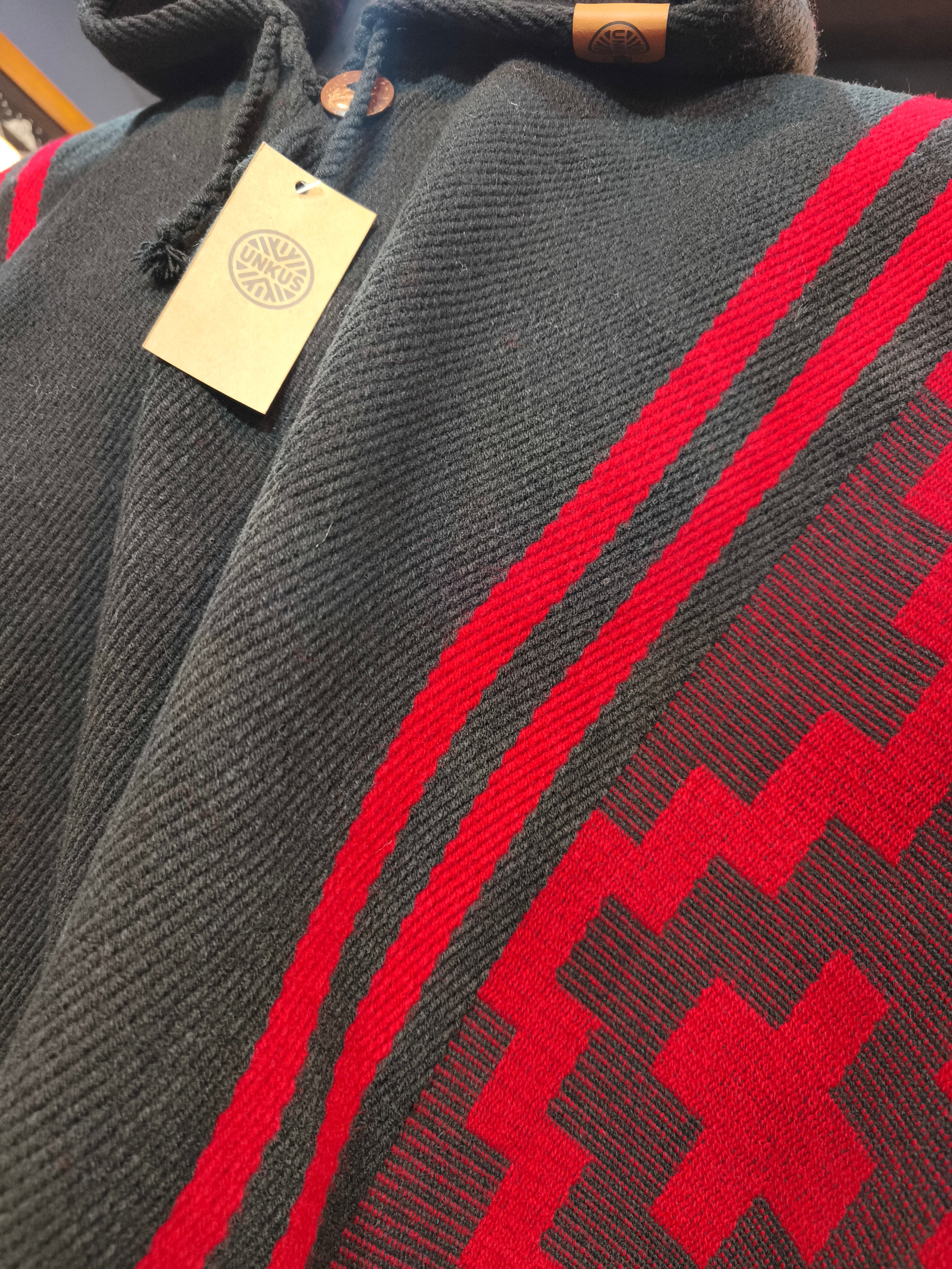 Poncho Kurü Kelü- Colección mapuche
