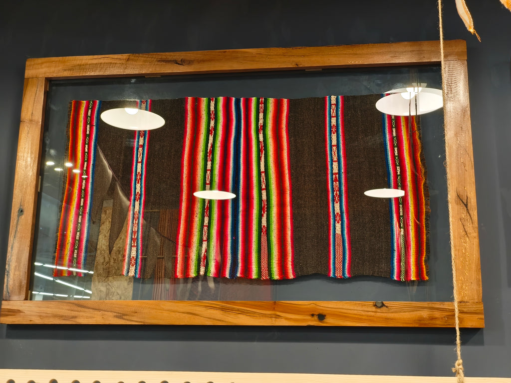 Cuadro Aguayo Ancestral Multicolor – Marco de Coihue Recuperado 80x130 cm