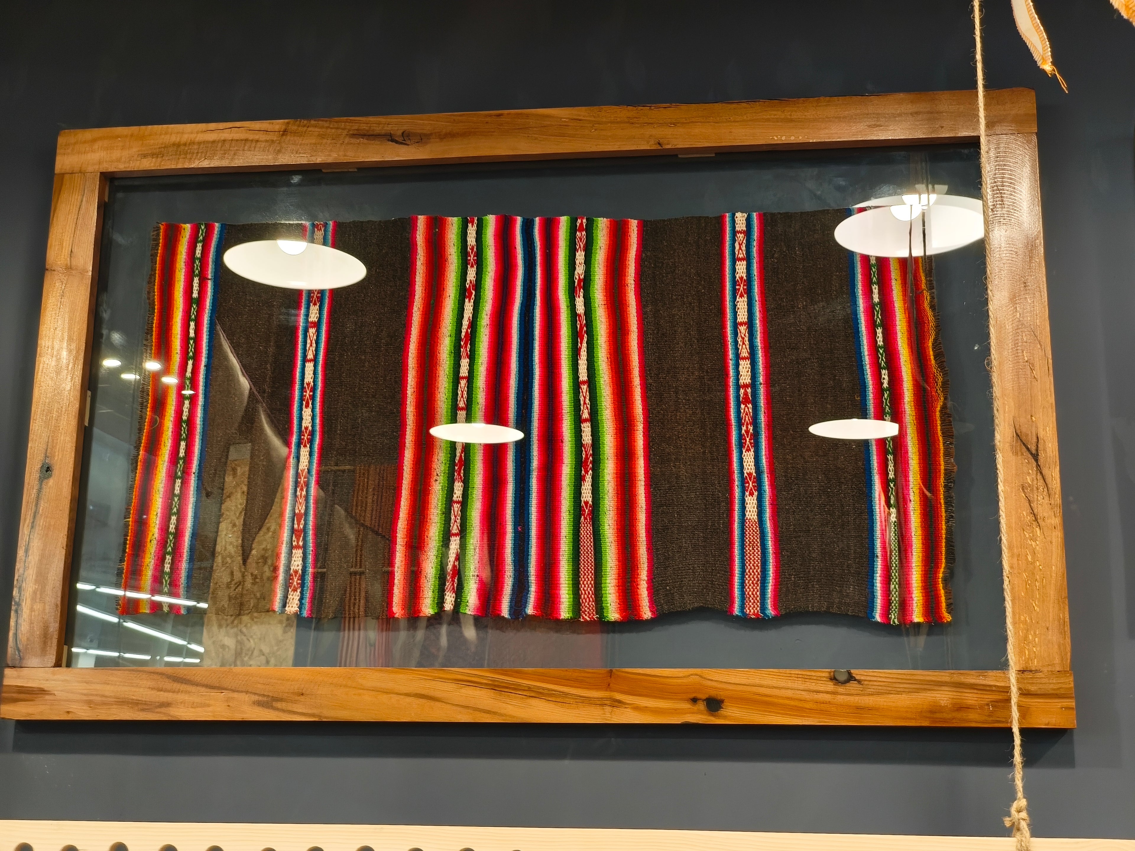 Cuadro Aguayo Ancestral Multicolor – Marco de Coihue Recuperado 80x130 cm