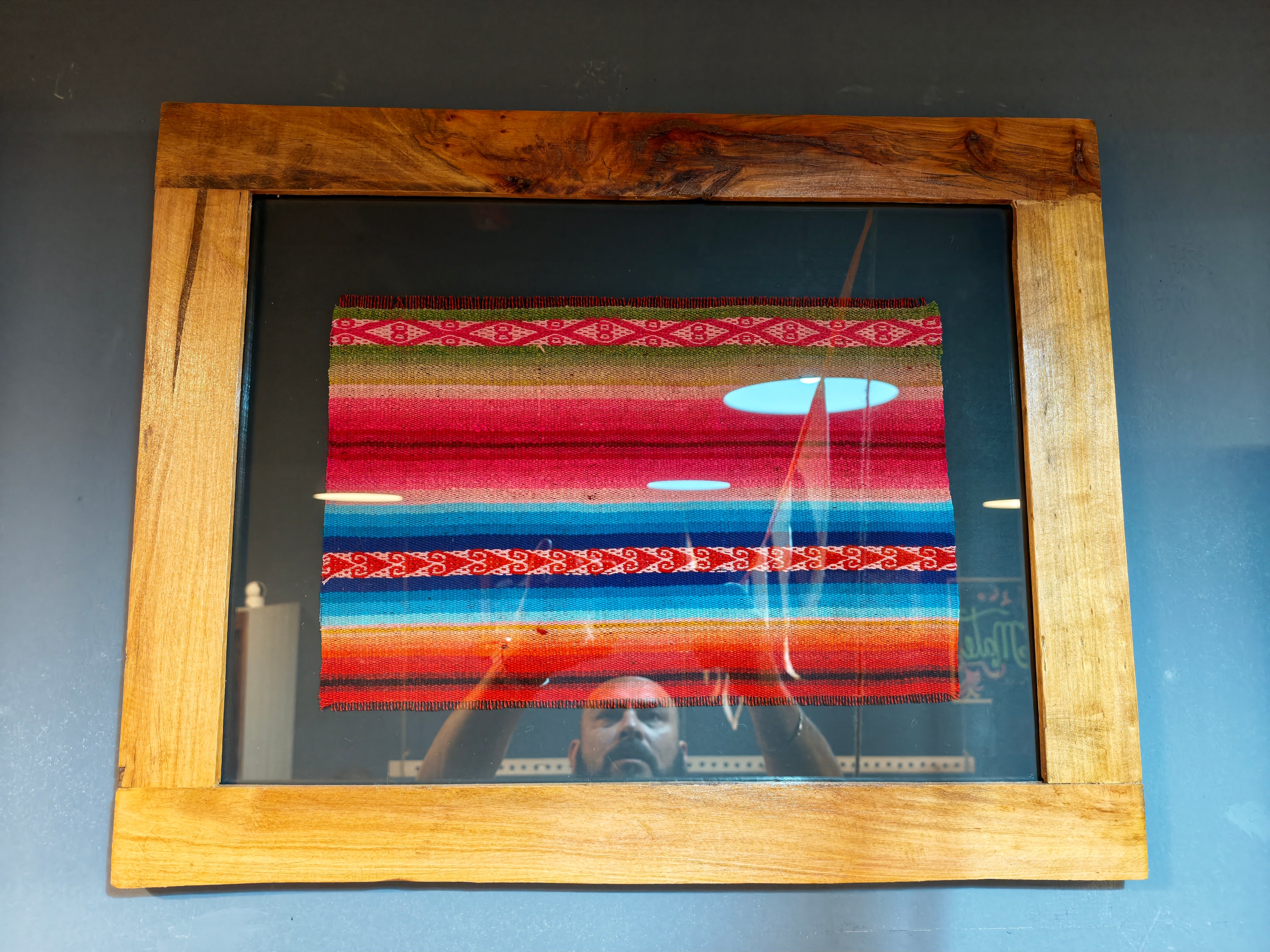 Cuadro Artesanal en Madera de Durmiente de Coigüe con Aguayo Andino Antiguo