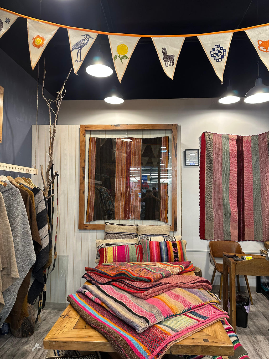 Gran Cuadro de Aguayo Ancestral – Marco de Coihue Recuperado 130x140 cm