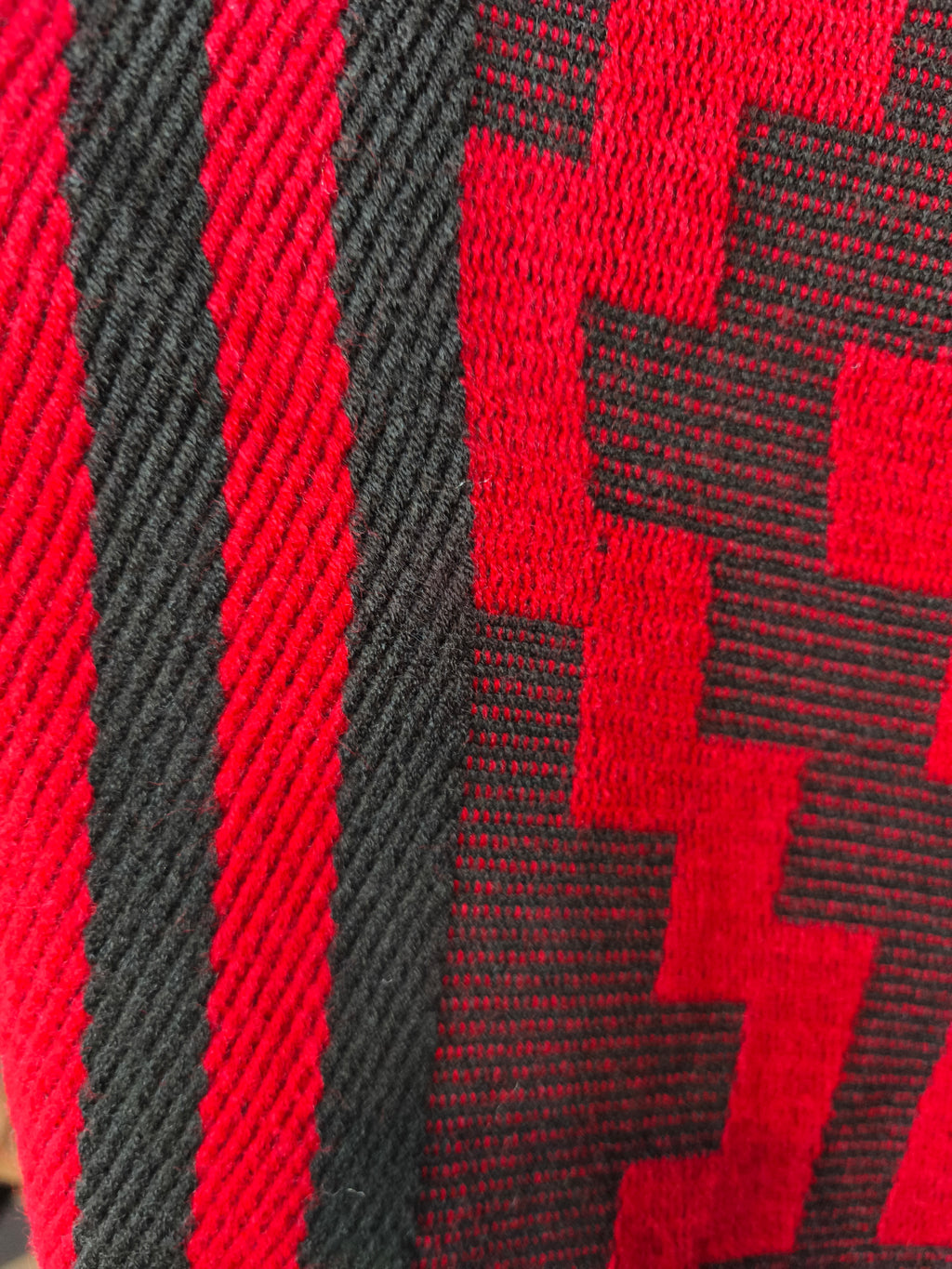 Poncho Kurü Kelü- Colección mapuche