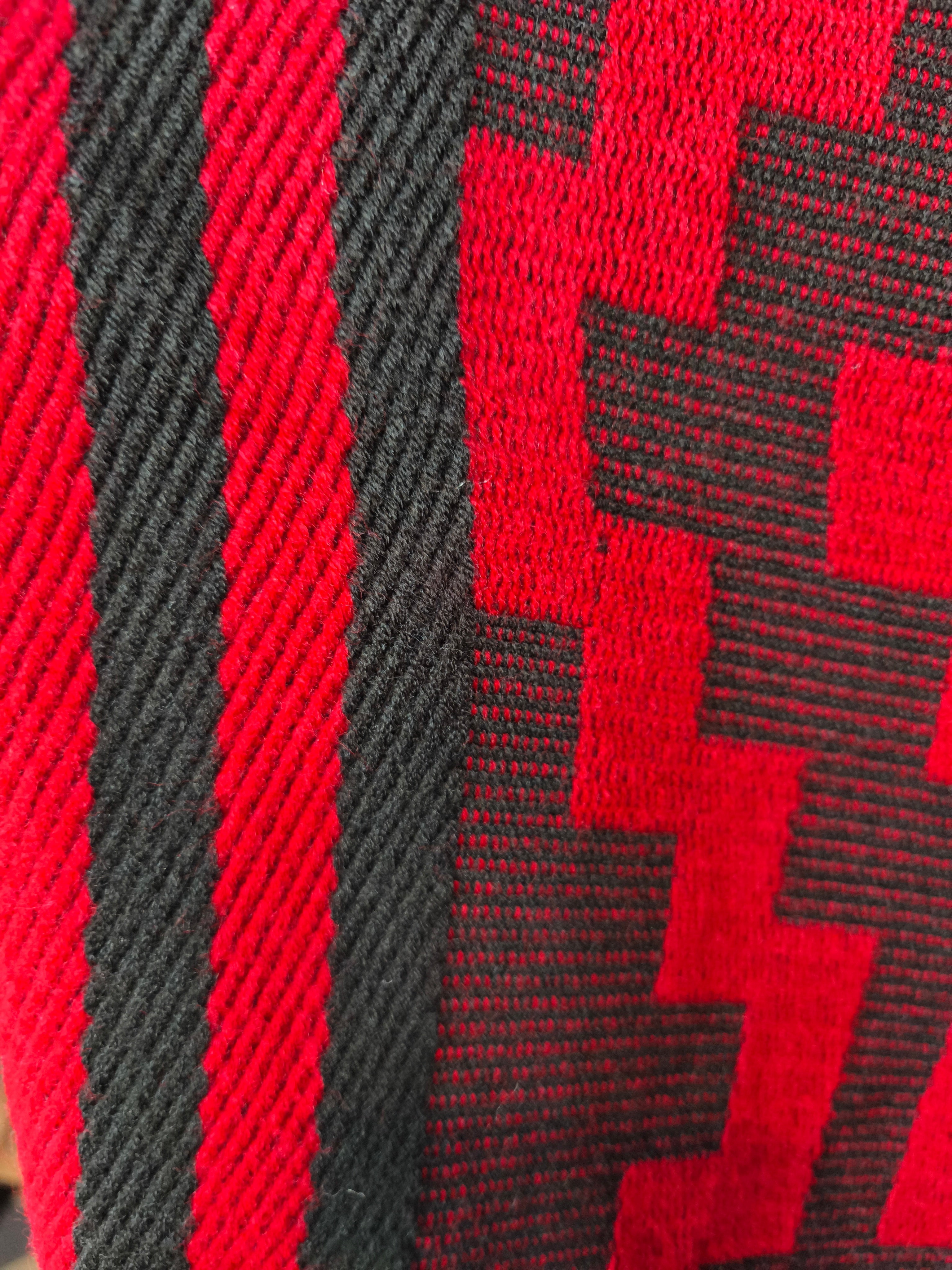 Poncho Kurü Kelü- Colección mapuche