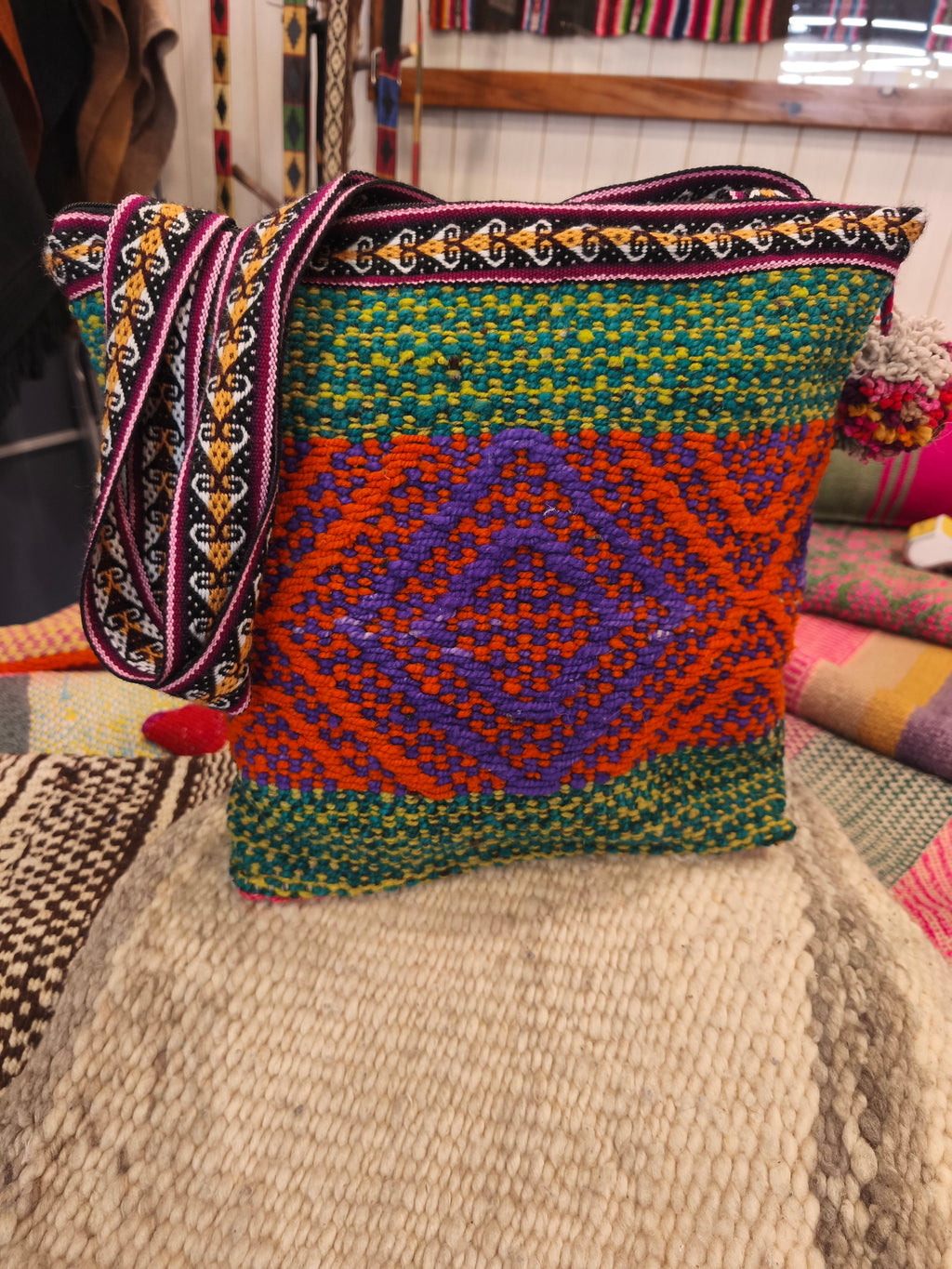 Cartera confeccionada con manta andina