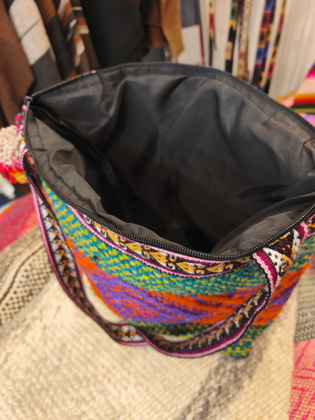 Cartera confeccionada con manta andina