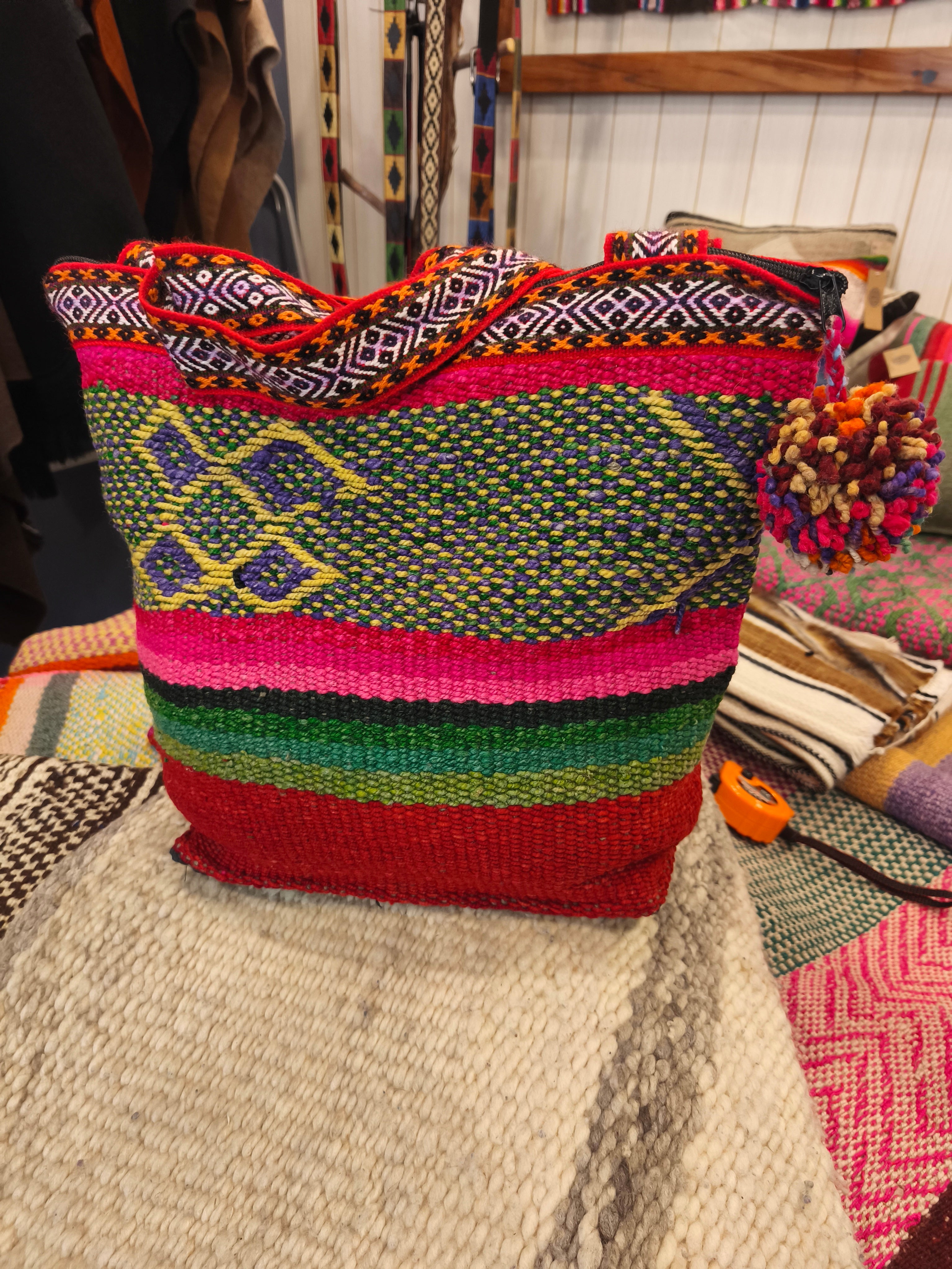 Cartera confeccionada con manta andina