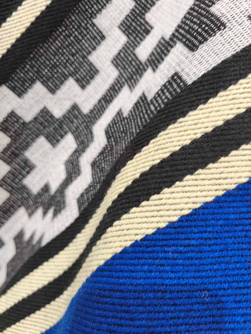Poncho "MAPUCHE" Kurü - Kallfü